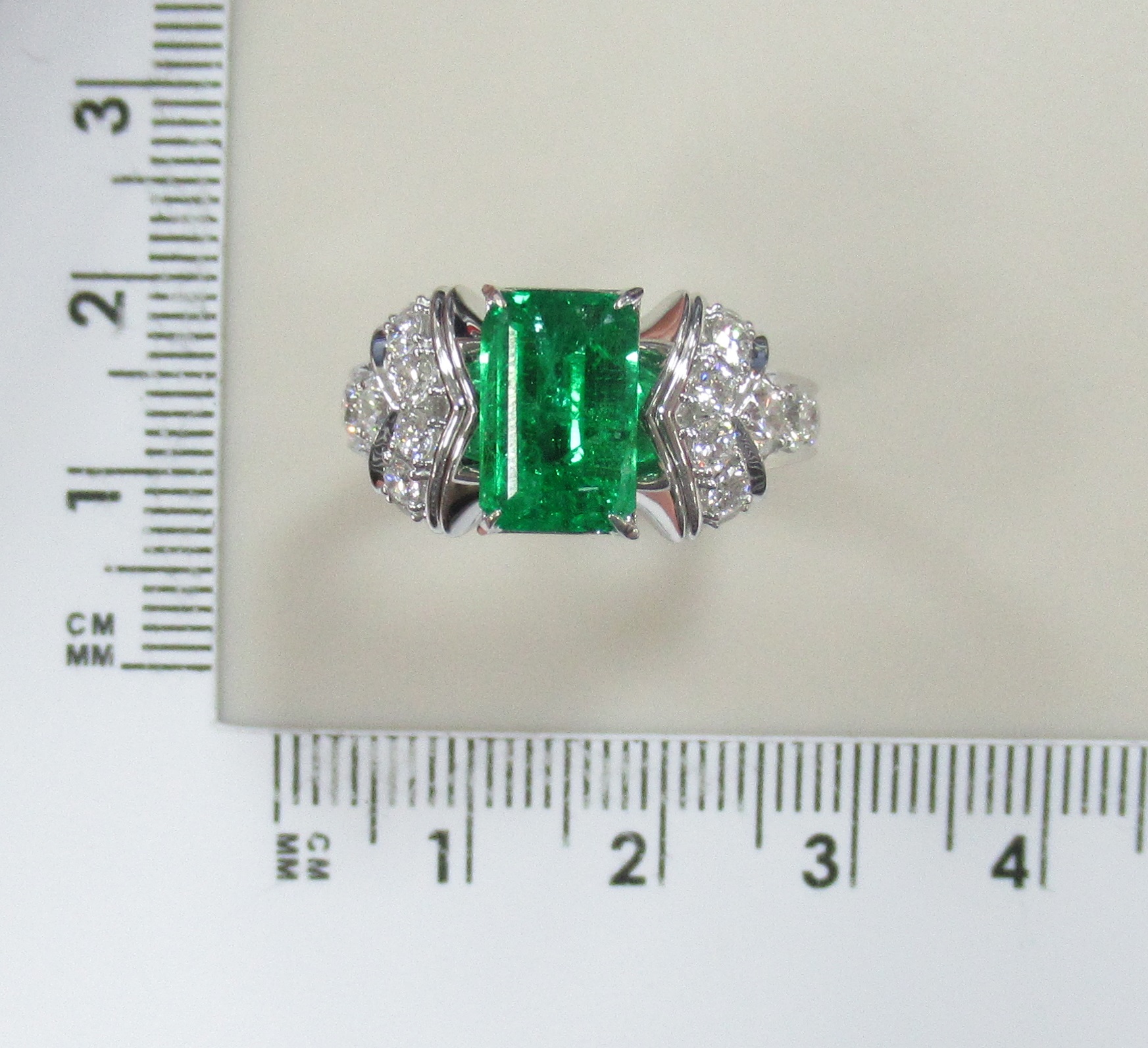 Кольцо из белого золота с изумрудом